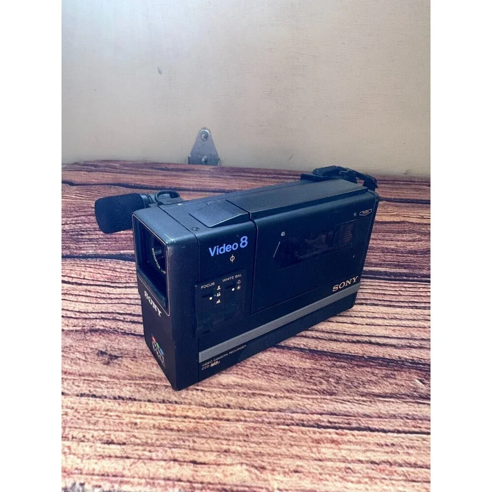 Vintage Sony Video 8 Handycam CCD-M8u with Case *UNTESTED*